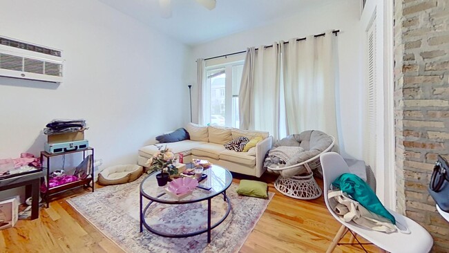 Foto del edificio - Raised First Floor East Lakeview One Bedroom