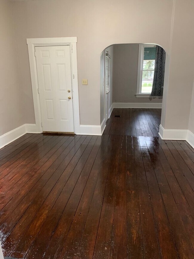 Building Photo - A spacious and quiet 3 bedroom home in Old...