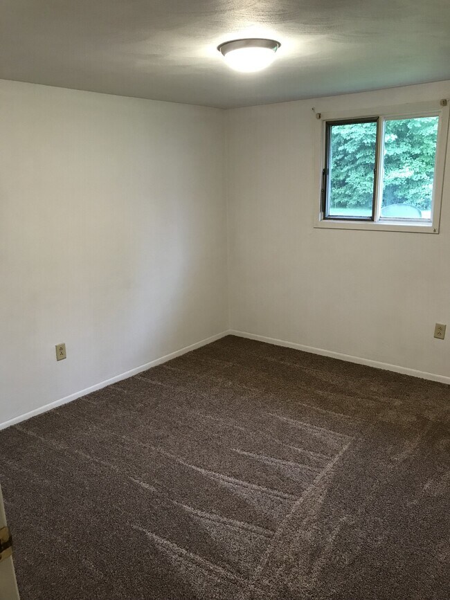 Building Photo - 669 Grove Lane