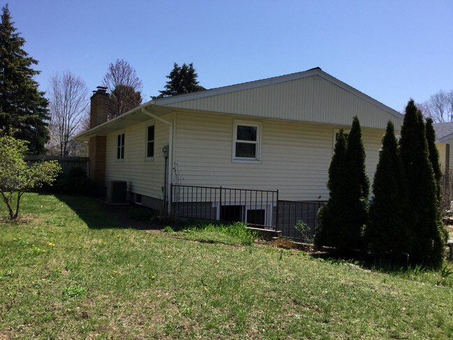 Building Photo - 565 E Chadwick Dr