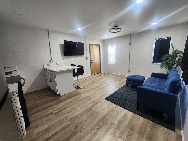 Foto del edificio - 6545 Pine Ave