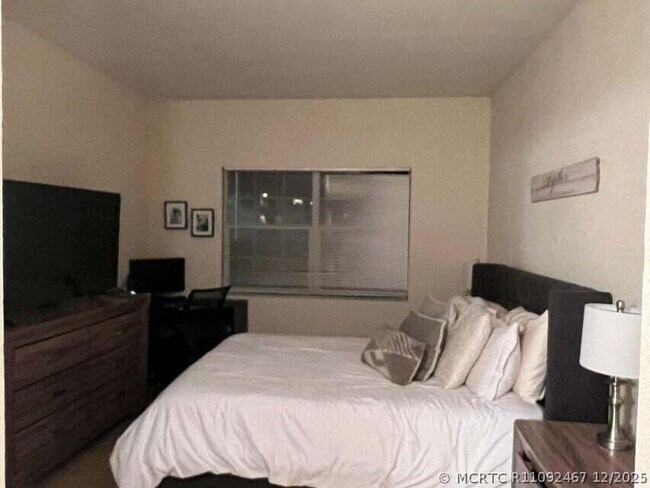 Foto del edificio - 621 Cypress Lake Blvd