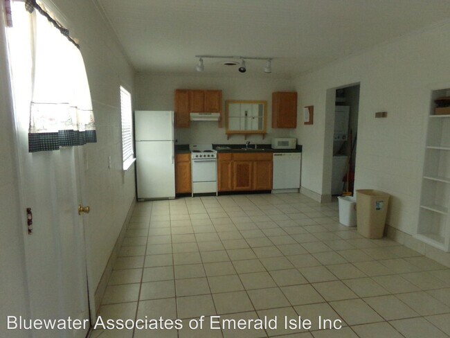 Building Photo - 2407 Emerald Dr