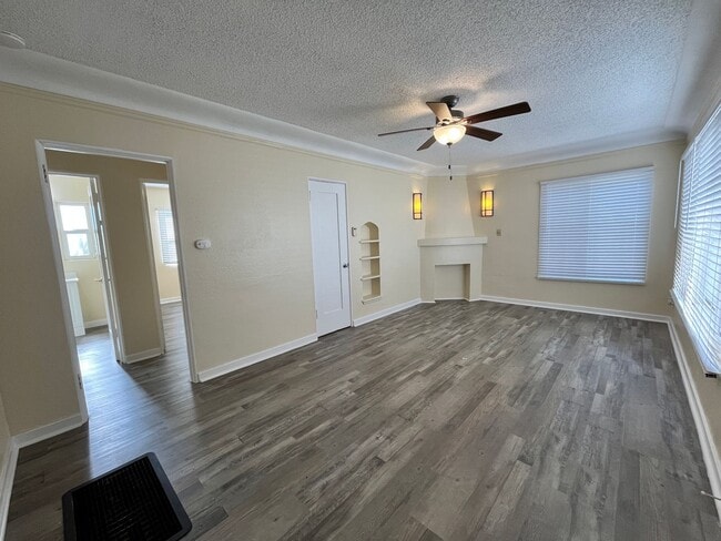 Building Photo - LARGE DOWNSTAIRS ONE BEDROOM ONE BATH!