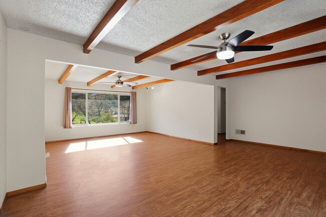 Building Photo - Country property close to town!