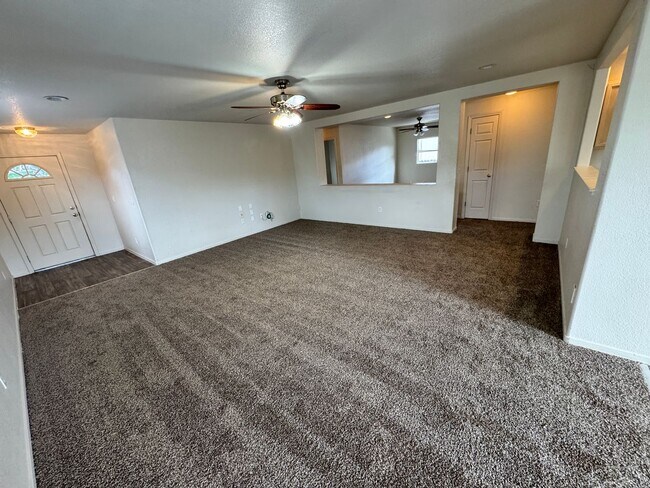 Foto del edificio - 9480 Canyon Meadows Dr