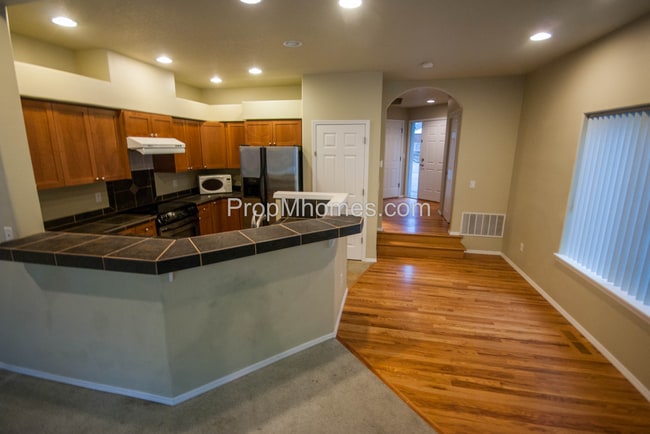 Building Photo - Luxury Three Bedroom, Three Bath Townhouse...