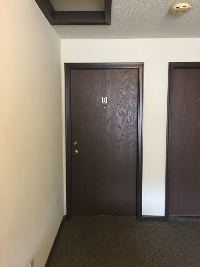 Building Photo - 2 Bedroom Condo Next to East Broadway Shopping