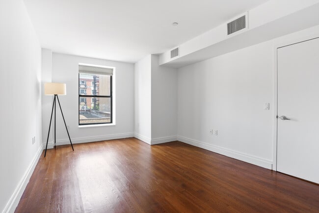 Building Photo - 257 W 117th St