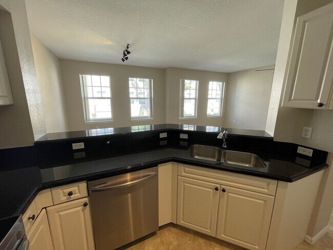 Foto del edificio - Updated and Large 3 Bedroom / 2.5 Bath wit...