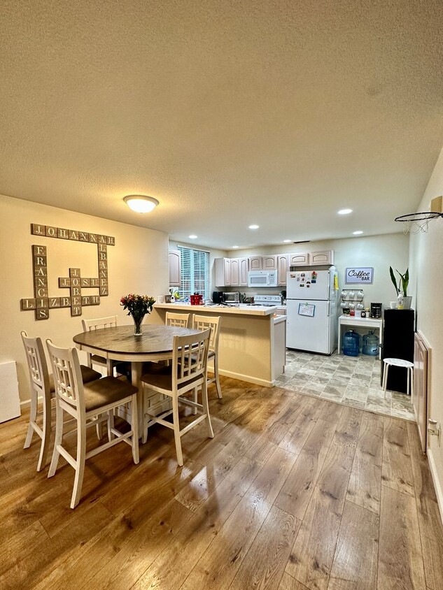 Foto principal - Davis - Centrally Located Home
