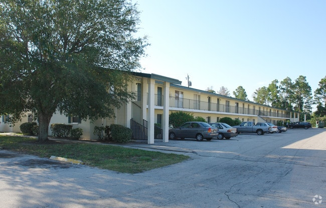 Building Photo - Village Greene