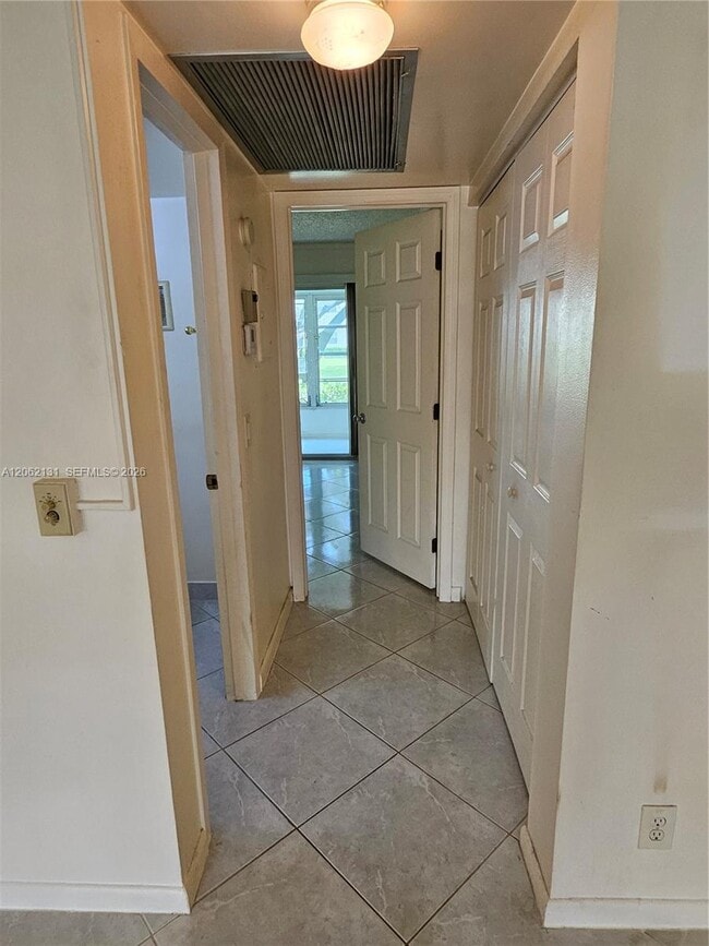 Building Photo - 559 Mansfield M