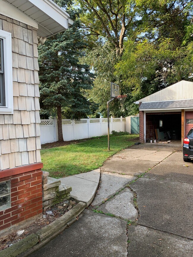 Foto del edificio - 1042 Collinwood Ave