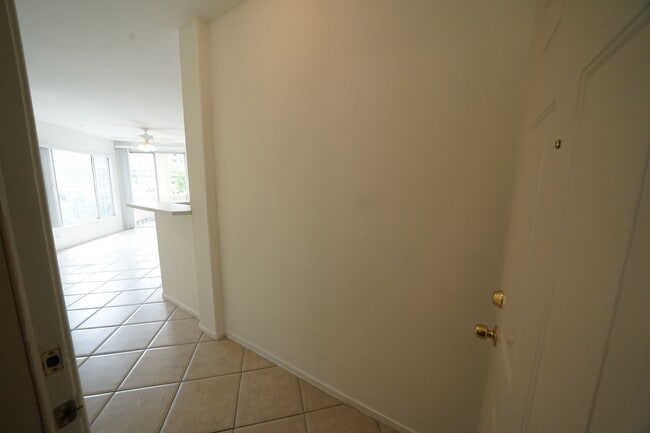 Building Photo - SHOWINGS AVAILABLE NOW