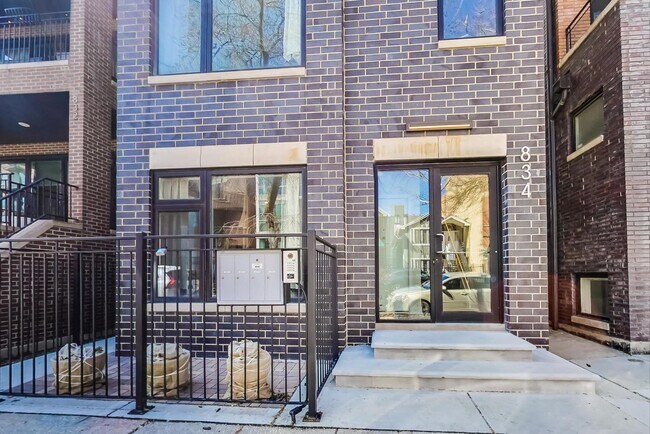Building Photo - 834 N Marshfield Ave