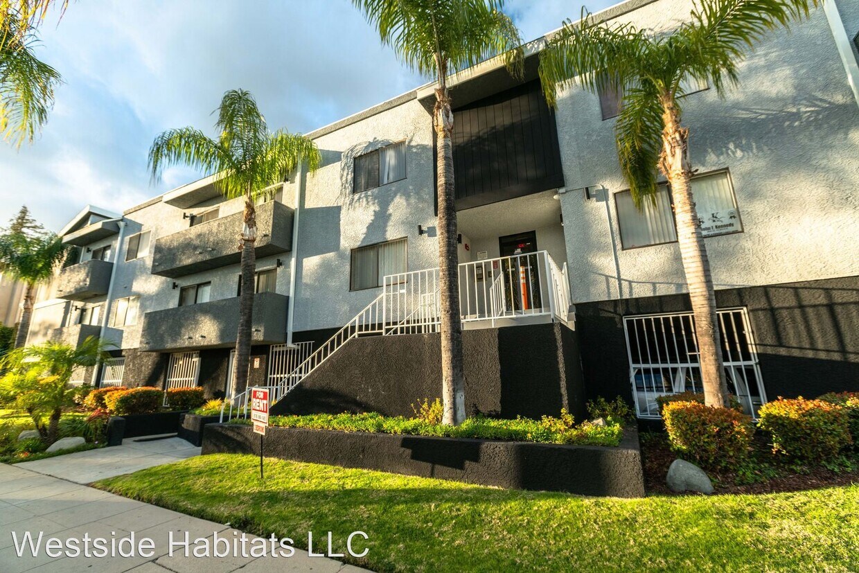 Foto principal - 17211 Chatsworth St