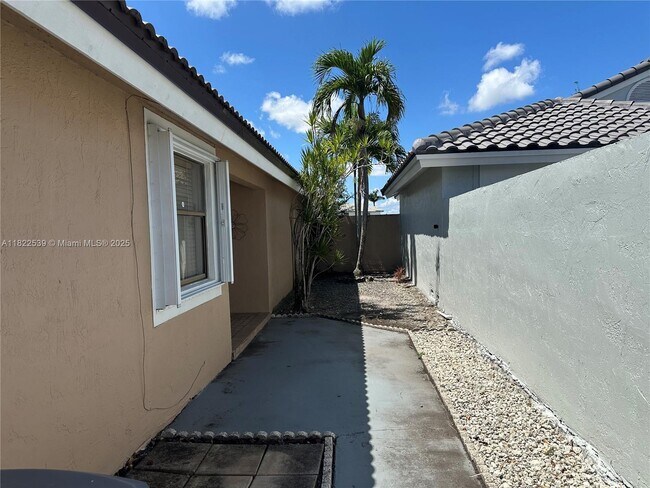 Foto del edificio - 15043 Brighton Ln
