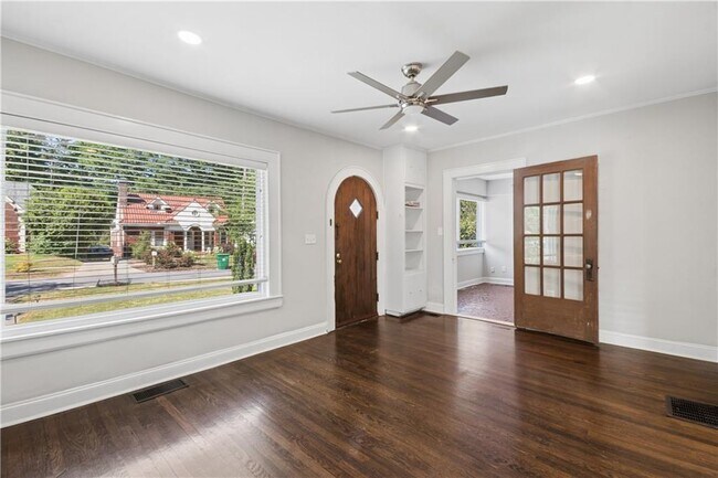 Foto del edificio - 1213 Cameron Ct NE