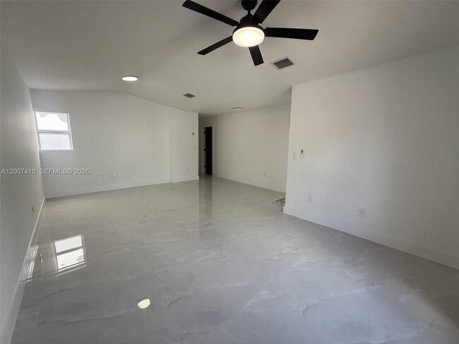 Building Photo - 10058 SW 156th Ct