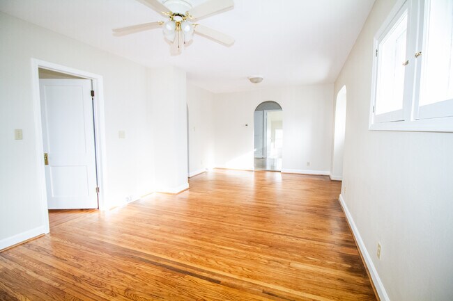 Foto del edificio - 4220 Caroline Ave