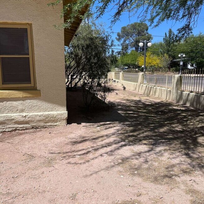 Building Photo - 346 E 18th St