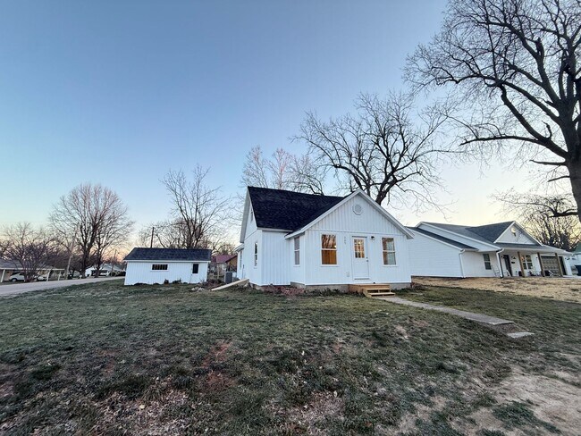 Building Photo - 4 Bed 2 Bath Aurora, MO