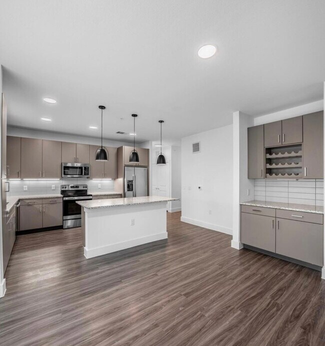 Building Photo - 1Bed/1Bath Garage Parking + Washer/Dryer -...