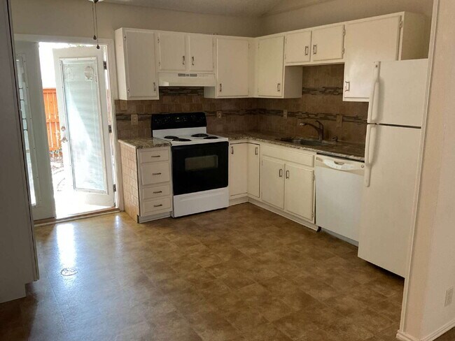 Building Photo - Beautiful Townhome in nice neighborhood - ...