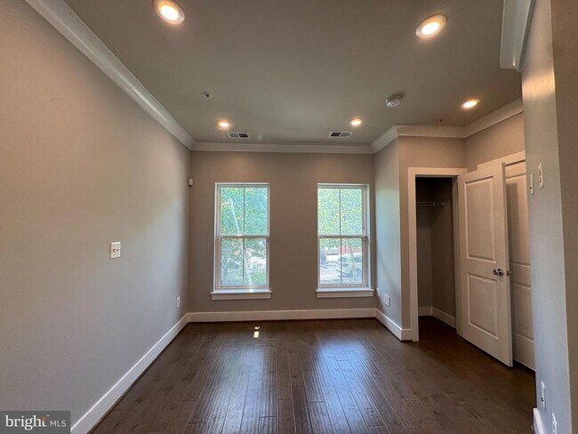 Foto del edificio - 915 Elder St NW