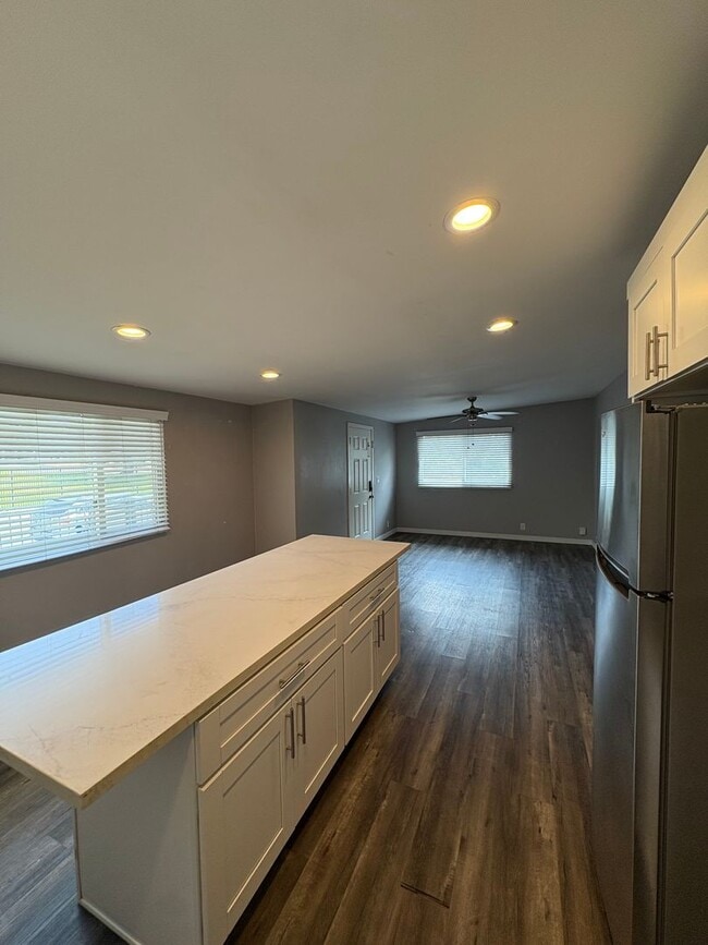 Building Photo - 4477 Hilltop Dr
