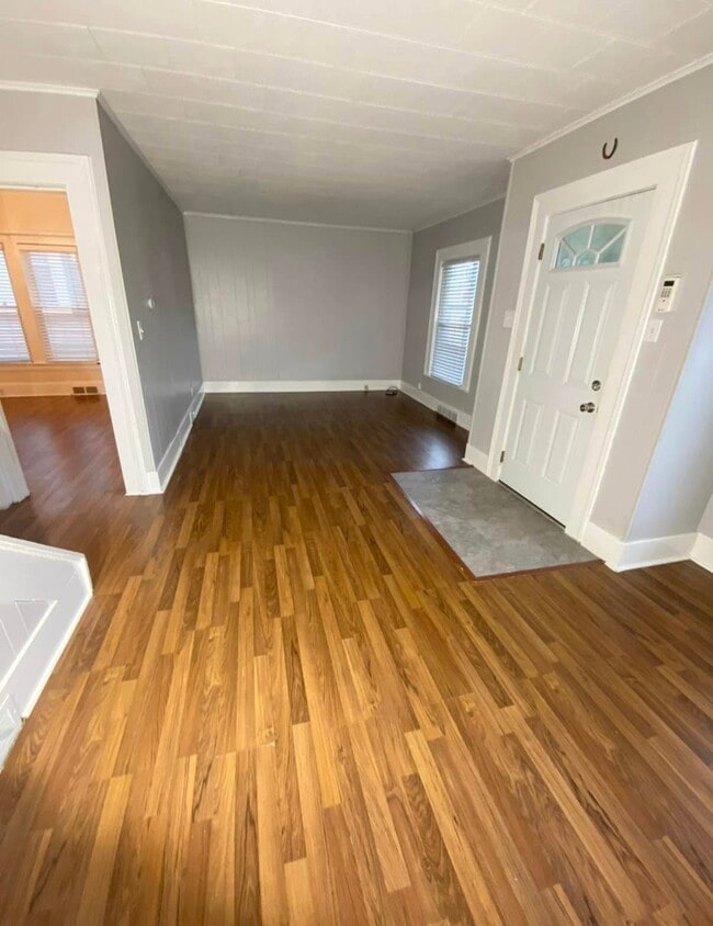 Sala de estar (sin amueblar) - 541 Tompkins St