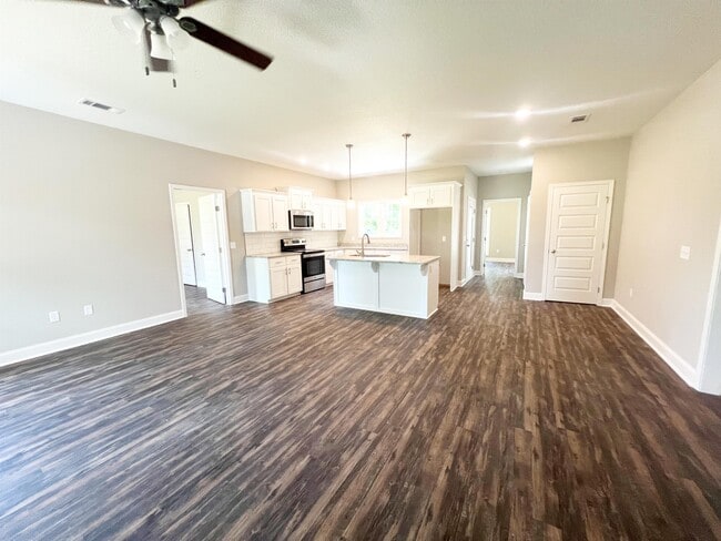 Building Photo - 203 Silverthorn Dr