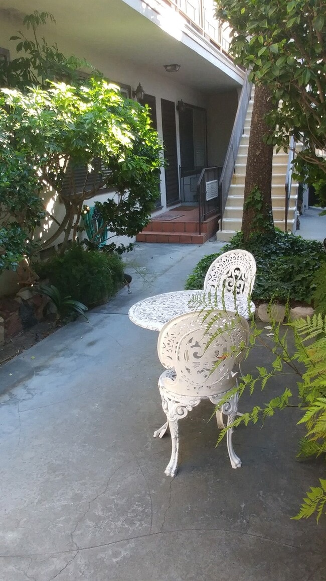 Common Courtyard - 818 5th St