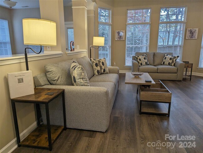 Building Photo - 141 Poplar Woods Dr