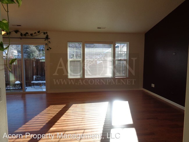 Building Photo - 860 W 25th Ave