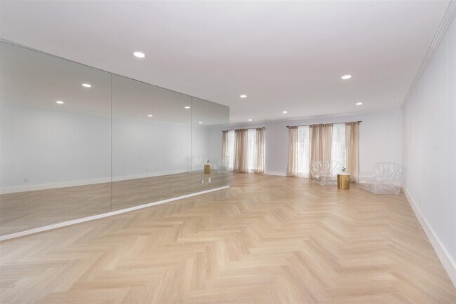Grand entry to spacious layout - 8490 Fountain Ave
