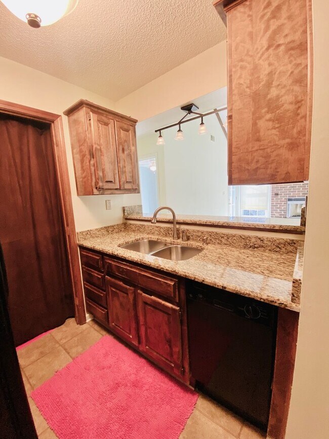 Foto del edificio - {12030 - F}  Updated Condo in Fantastic Location + Top Floor + Covered Parking Included + Private...