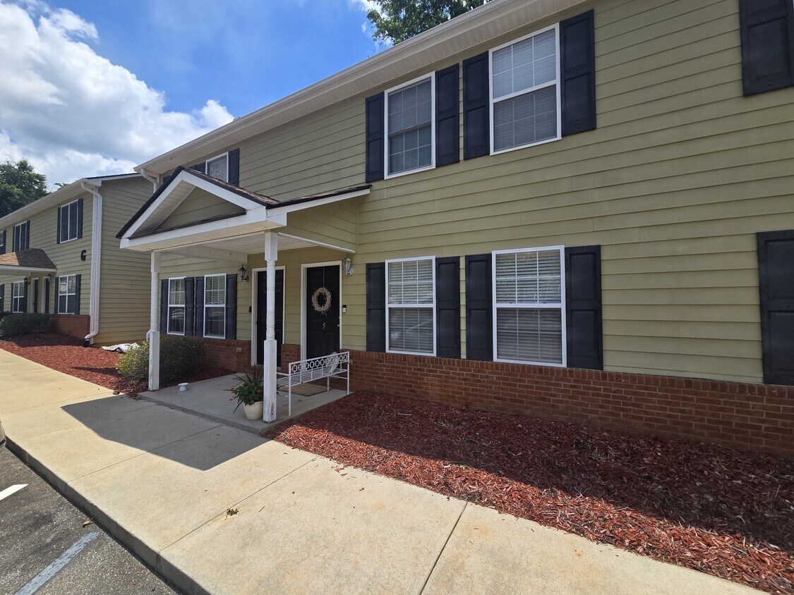 Foto principal - 105 Westchester Dr