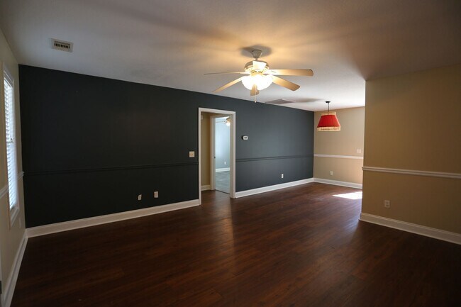 Foto del edificio - 3 Bedroom House close to Town!