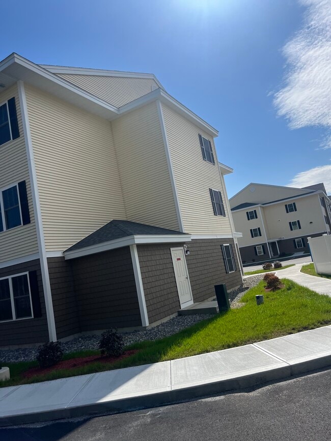 Building Photo - Twin Bridge