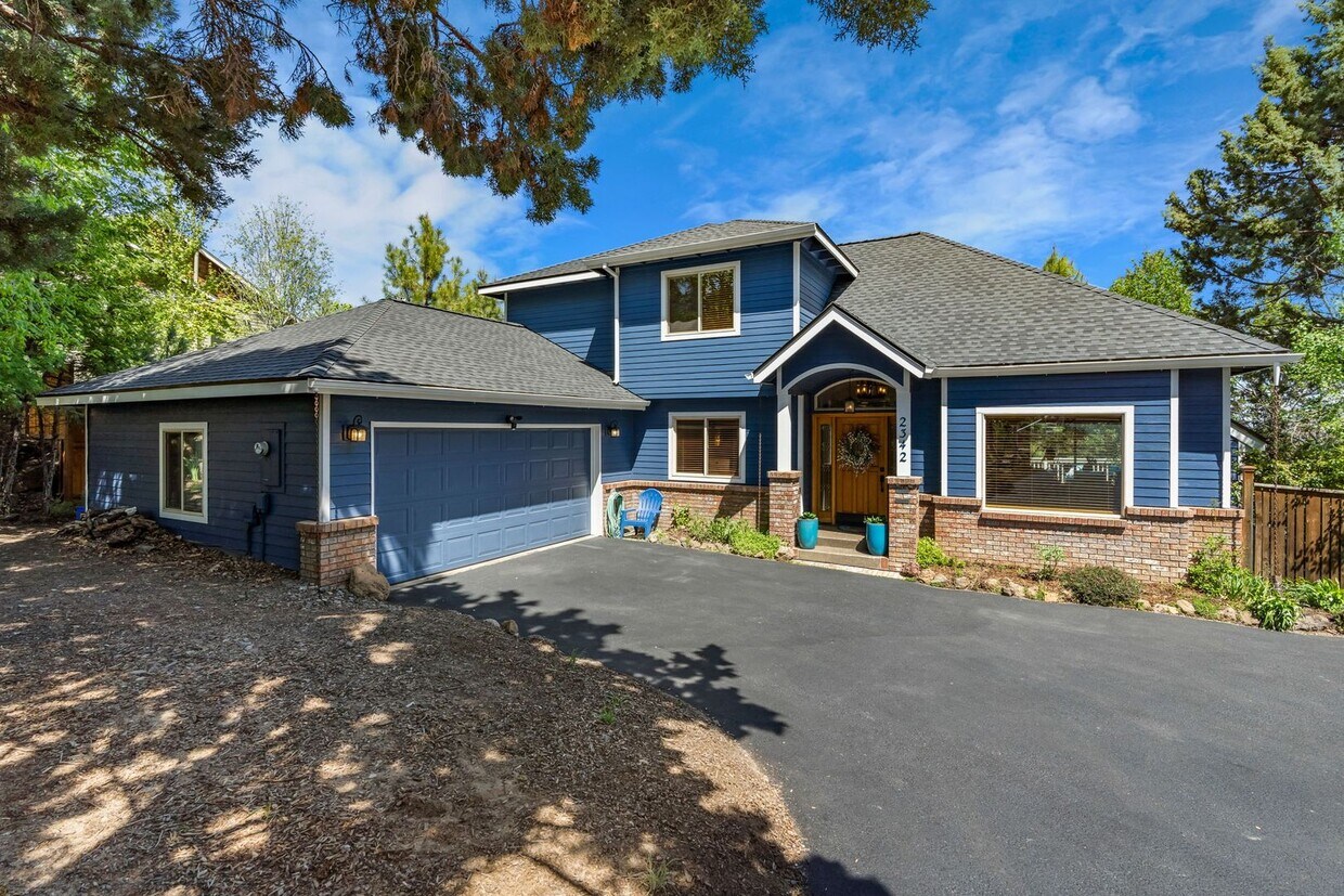 Primary Photo - Beautiful bright home with large yard, fin...