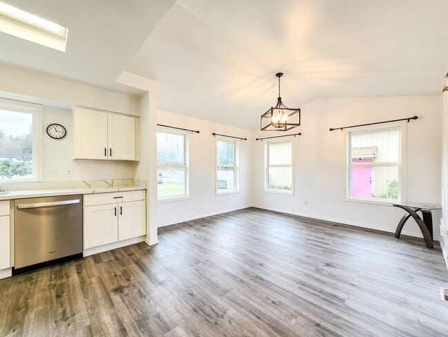 Building Photo - Modern 3BD 2BA Rambler