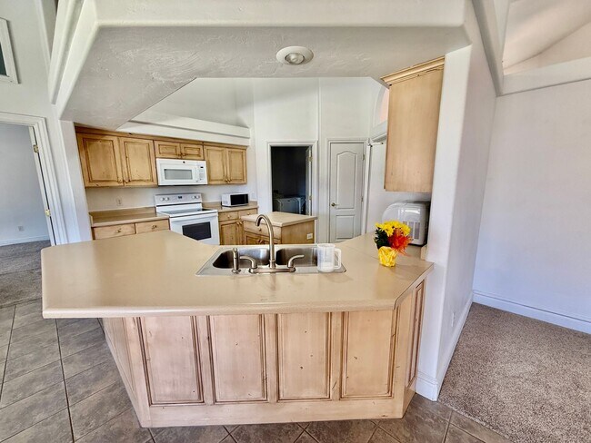 Building Photo - 4-BR Home in Shadow Mountain @ Green Valley