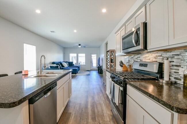 Building Photo - 5419 Desert Gln Dr