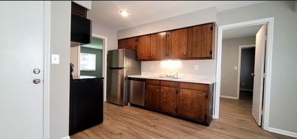 Building Photo - 3006-3008 Creekview Cir