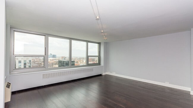 Building Photo - 1255 N Sandburg Terrace