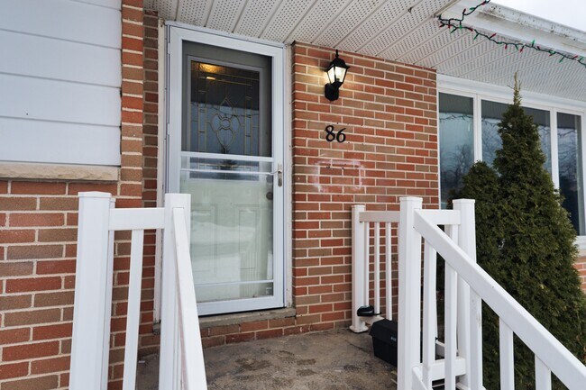 Photo du bâtiment - 2 Bed / 1 Bath in Kingston – All Utilities & Parking Included - $2,049/month