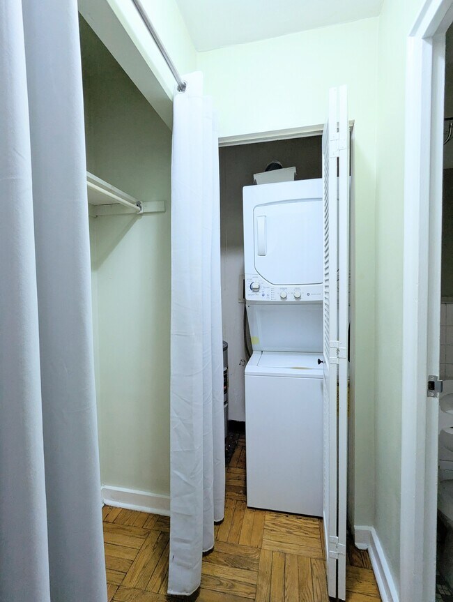 Lavadora y secadora, espacio de armario. - 2601 Pennsylvania Ave