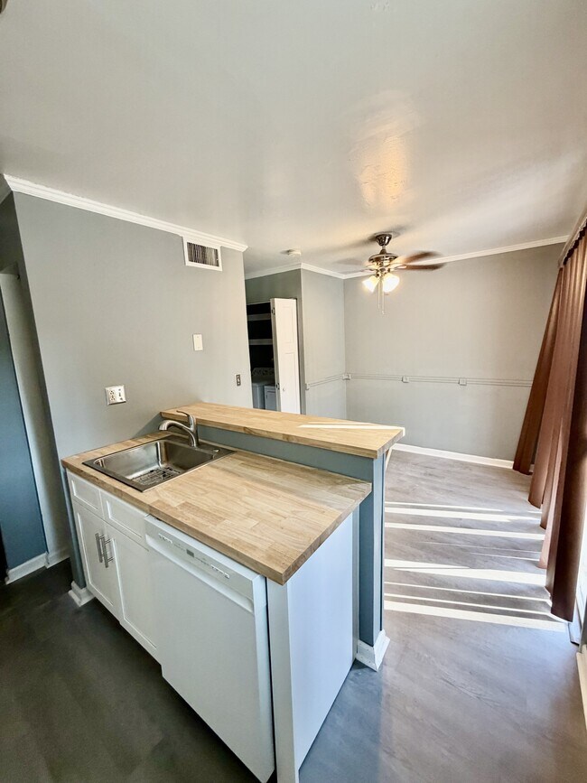 Foto del edificio - 4115 Little River Rd